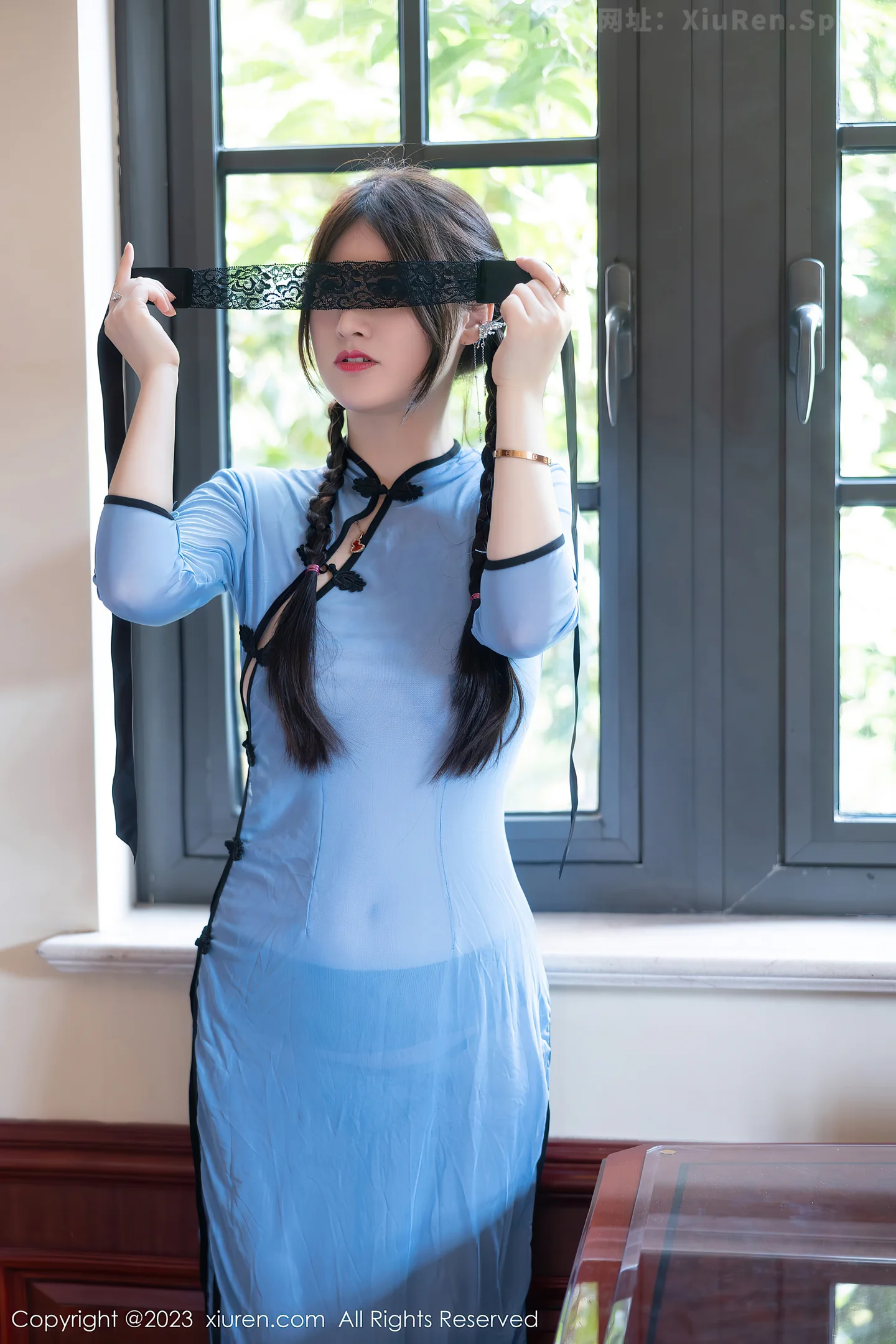 图片[2]-[XiuRen秀人网]VOL.7357 模特诗诗kiki私房浴室性感蓝色轻透旗袍露豪乳遮点惹火诱惑写真84P-秀人网官方网站